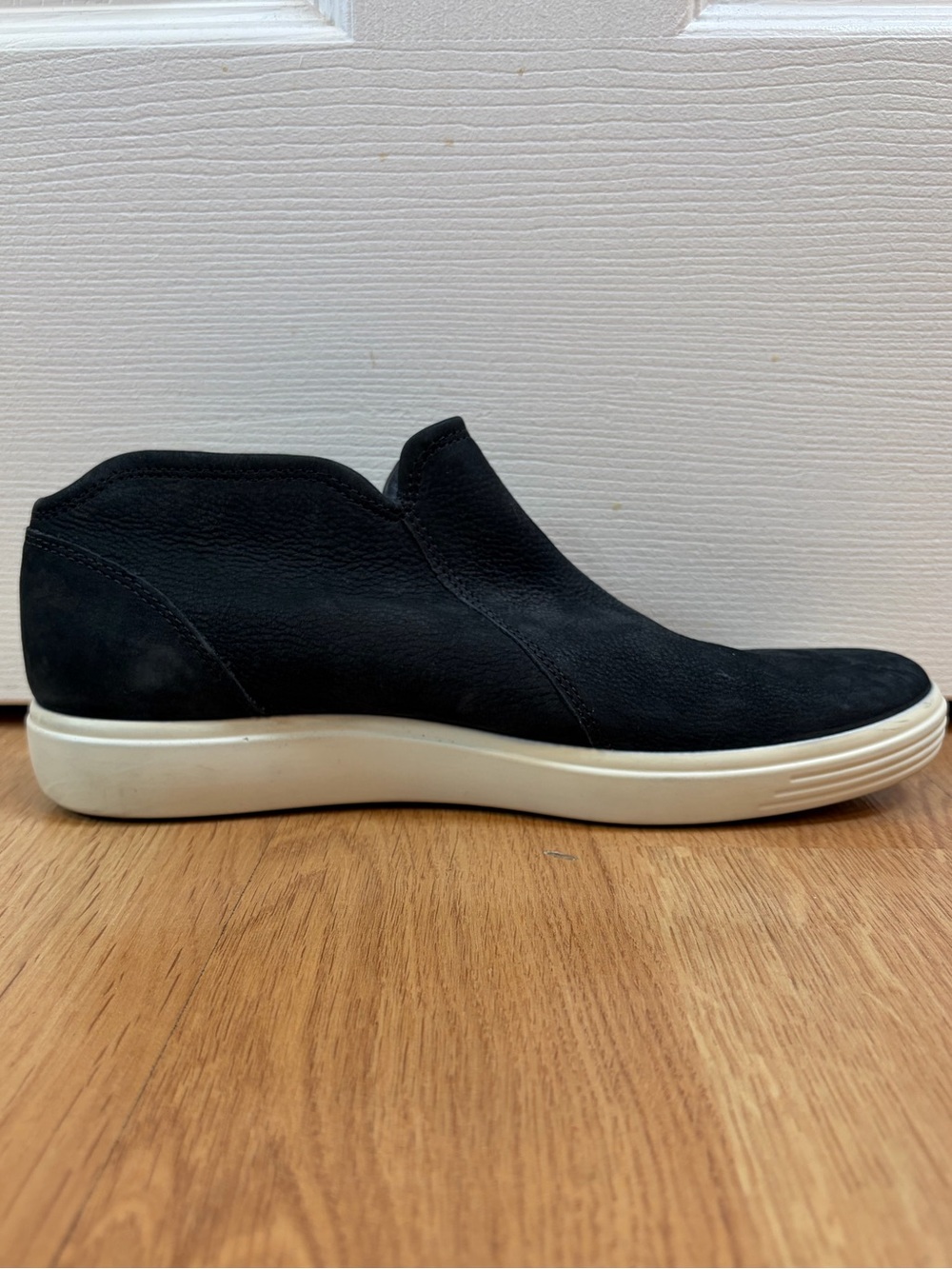 Ecco Black Suede Soft 7 Low Cut Zip Bootie Size 9 - Picture 2 of 11